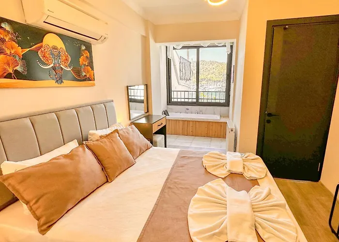 Royalis Boutique Hotel 3*